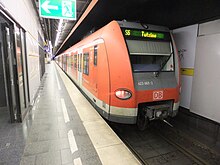 DB-Baureihe 423 auf der Linie S6 im Bahnhof München Rosenheimer Platz