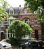 Vier eclectische herenhuizen in een aaneengesloten straatwand, gebouwd in opdracht van J.M. Reinders & Cons.