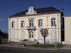 Photographie en couleurs d'une mairie (bâtiment administratif) à Ibos, en France.