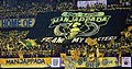 Y Manjappada, cefnogwyr Kerala Blasters FC yn yr India, yn dadlenni ei tiffo