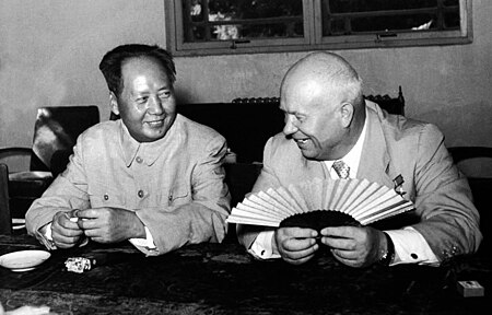 Mao Tsé-toung, portrait en buste, assis, faisant face à Nikita Khrouchtchev, pendant la visite du chef russe 1958 à Pékin.jpg