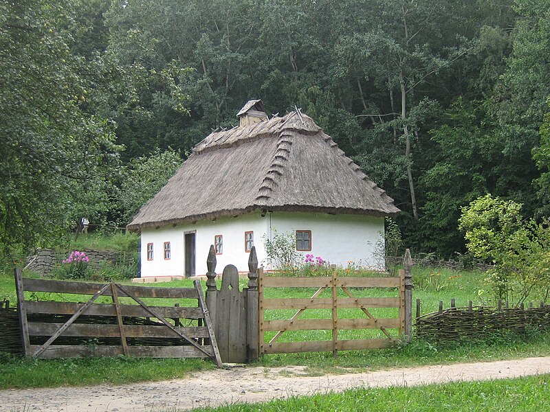 File:Museum of Folk Architecture and Ethnography in Pyrohiv - old house - 2442.jpg