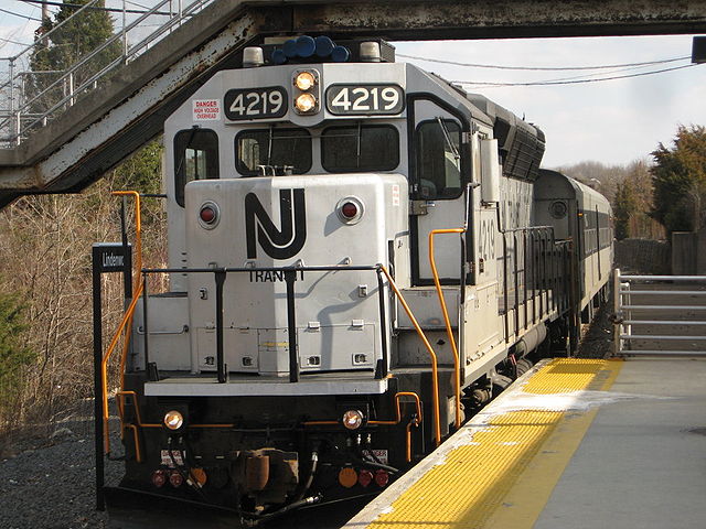 An Atlantic City Line train at Lindenwold station in 2008