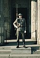 Soldat des Wachregiments Friedrich Engels vor der Neuen Wache