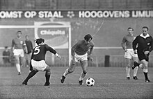 Nederland tegen Schotland 0-0. Willy van der Kuylen passeert Mac Kinnon, Bestanddeelnr 921-4037.jpg