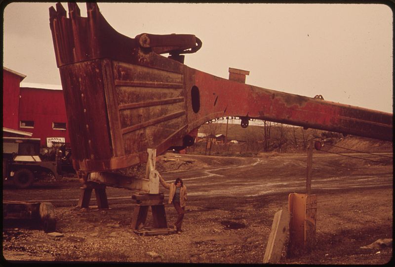 File:ONE OF THE SMALL COAL SHOVELS, OFF ROUTE 9, NEAR CADIZ, OHIO AND STEUBENVILLE - NARA - 554827.jpg