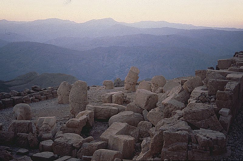 File:OTNemrutDagiWestterrasse6.jpg