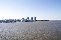 Barnaul vanaf de brug over de rivier de Ob