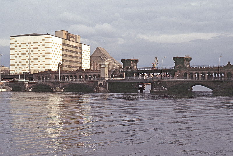 File:Oberbaumbrücke19891029.jpg