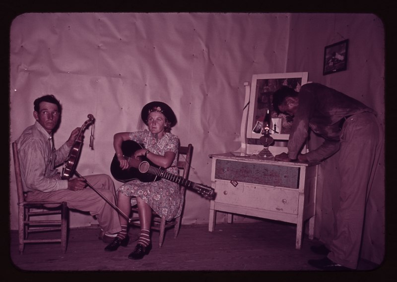 File:Orchestra during intermission at square dance; notice sweated shirt of host, McIntosh County, Oklahoma LCCN2017877673.tif