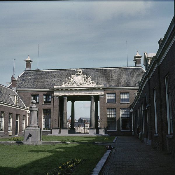 File:Overzicht van de binnenzijde van het hofje, in de richting van het voorgebouw met poortdoorgang - Haarlem - 20380593 - RCE.jpg