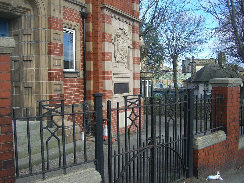 File:Owlerton War Memorial Hall, Gates and Railings.JPG