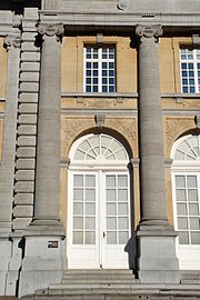 Columns of the central wing