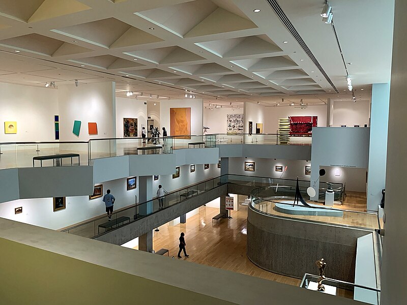 File:Palm Springs Art Museum interior - 3.jpg