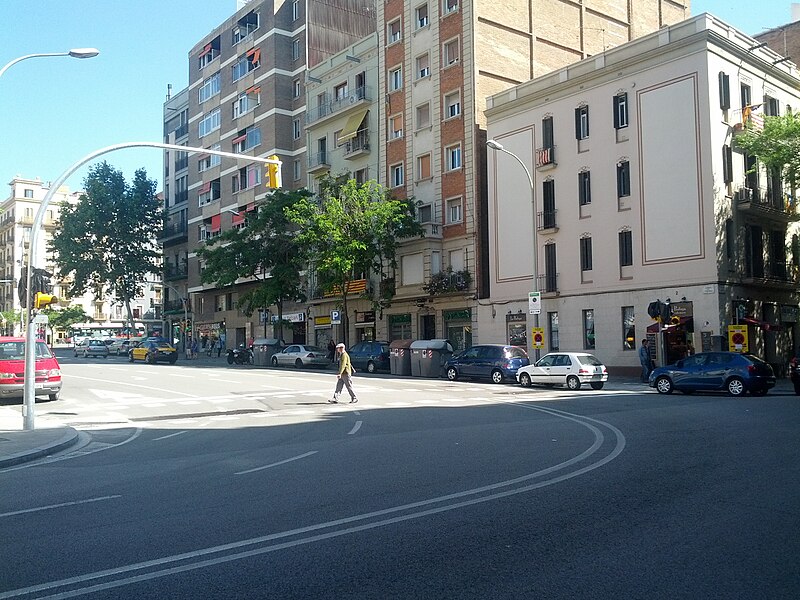 File:Pedestrian crosses new crosswalk, striped but with still inactive signals (18279083478).jpg