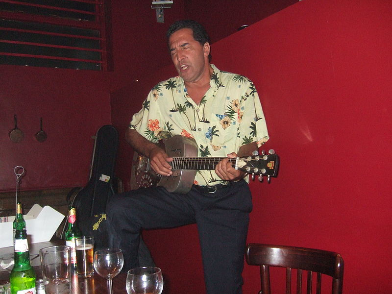 File:Pete sings on an old Dobro (2007-05-11 20.22.53 by wetwebwork).jpg