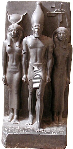 Pharaoh Menhaure triad statue, Caire-Musée.jpg