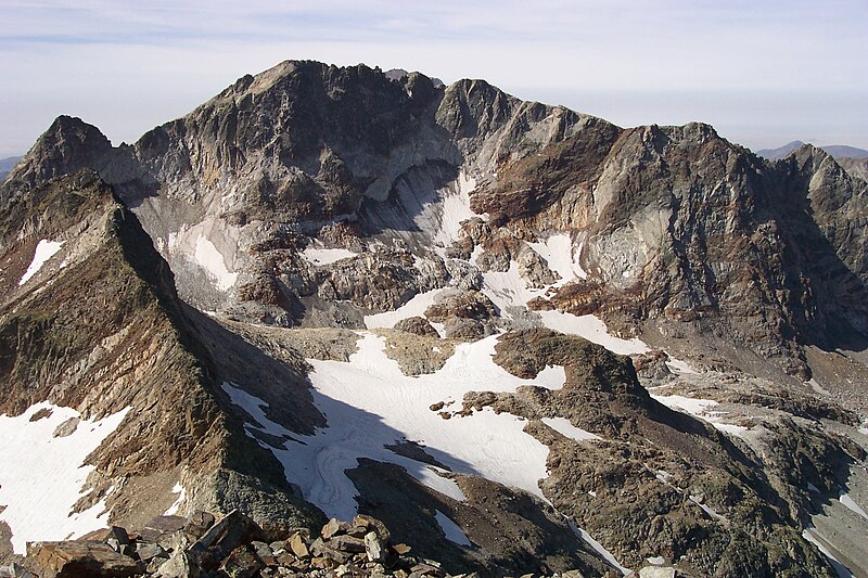 File:Pic des Gourgs-Blancs vue des Spigeolles.JPG