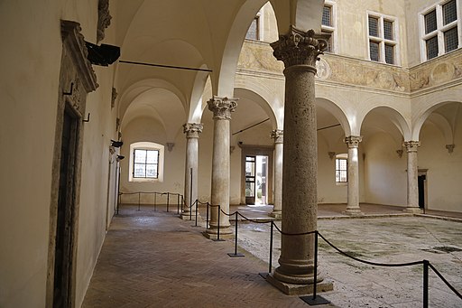 Pienza, Palazzo Piccolomini, courtyard