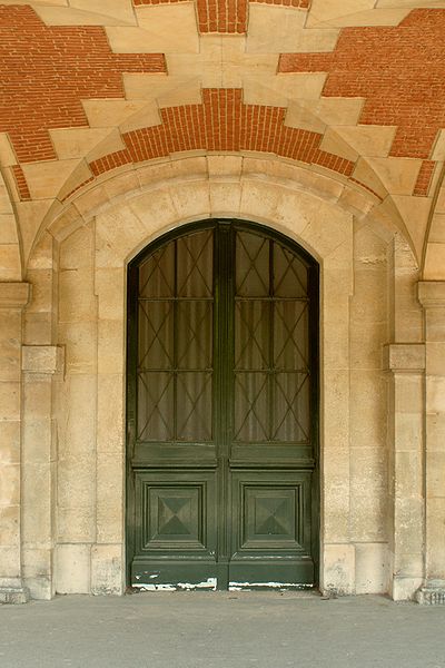 File:Place des Vosges, Paris, porte du n° 14 (2).JPG