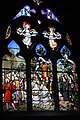 Glasraam in de kerk te Poligny die de overdracht van haar relieken naar Poligny afbeeldt