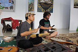 Duwang paratugtog an nagpapatugtog nin Polopalo, an polopalo sarong tradisyonal na instrumentong pangtugtog kan Hulontalo sa Galerya nin Riden Baruadi, Hulontalo.