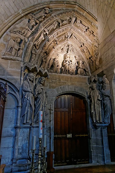 File:Portail sud de la Cathédrale de Bayonne - Vierge à l'Enfant et anges musiciens - 2014-08-26.jpg