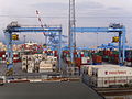 Italiano: Container e gru nel porto di Genova