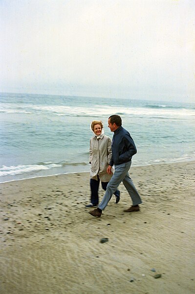 File:President Richard Nixon and First Lady Pat Nixon Walking along the Beach in San Clemente, California.jpg