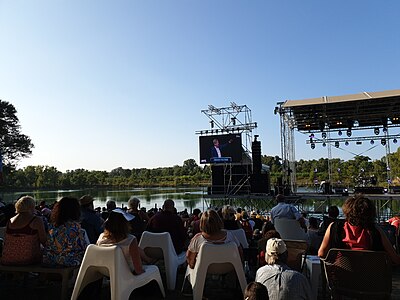 Conférence de Jean-Luc Mélenchon projetée sur un écran de la grande scène à l'extérieur de l'amphithéâtre Louise Michel où celle-ci se déroulait, lors des AMFIS 2024.