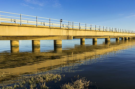 Puente que atraviesa uno de los esteros de las Marismas del Odiel.