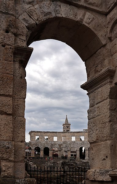 File:Pula Arena detail 1.jpg