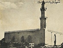Photographie en noir et blanc de la mosquée de Quba, prise du côté du minaret.
