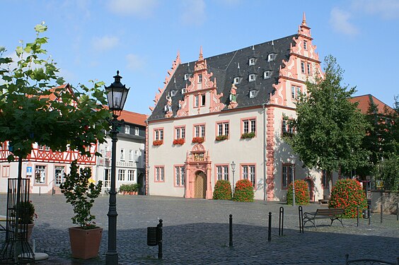 市政厅是建于1605年的文艺复兴建筑