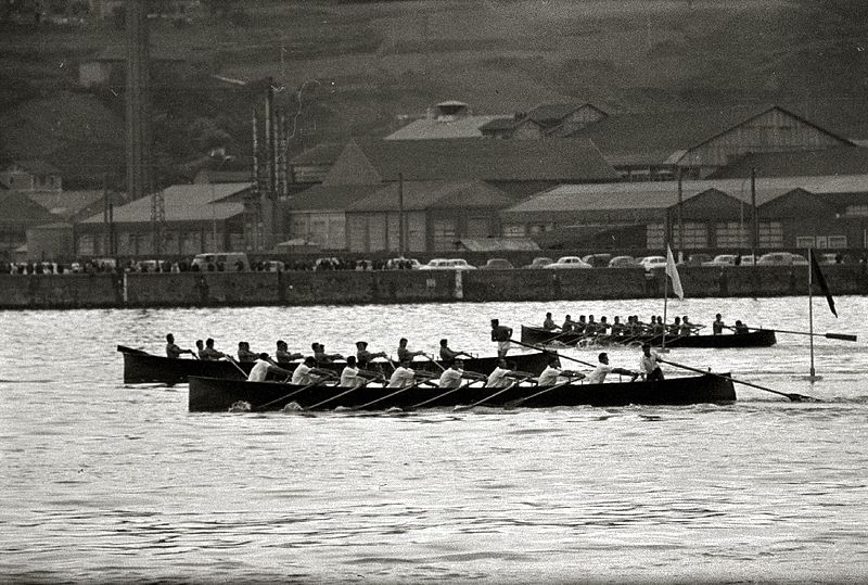 File:Regatas de traineras en la ría del Nervión (2 de 14) - Fondo Marín-Kutxa Fototeka.jpg