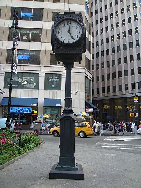 File:Reloj en el City Hall Park - panoramio.jpg