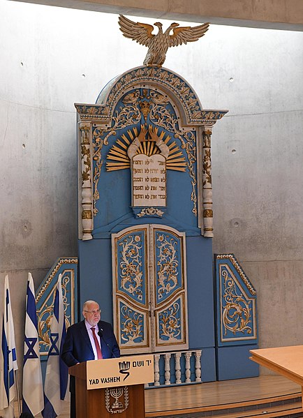 File:Reuven Rivlin in Yad Vashem Holocaust Museum in the International Holocaust Remembrance Day, January 2018 (3929).jpg