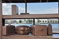 Wilhelminakade, v Rotterdamu u řeky Maas, je pojmenována po holandské královně Wilhelmině. Od roku 1901 do roku 1971 zde měla přepravní linka Holandsko-Amerika svůj terminál. V tom období velké množství emigrantů z celé Evropy odjelo do USA, zejména v letech před 1. světovou válkou. Parník SS New Amsterdam byl poslední odplouvající loď v roce 1971. Na západním bodě Wilhelminakade, Koninginnehoofd, stojí od roku 2001 socha „Lost Luggage Depot“ Jeffa Walla. Je vyrobena z litiny a symbolizuje rozloučení mnoha emigrantů s jejich dřívějšími životy.