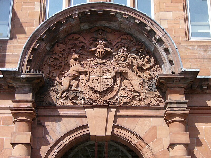 File:Royal Arms carving, Royal Hospital for Sick Children, Edinburgh.JPG