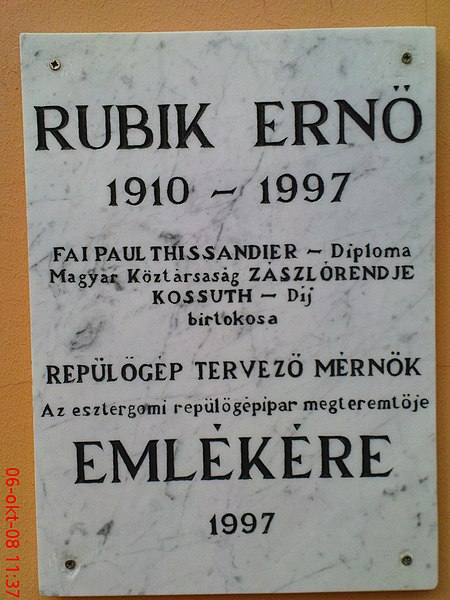 File:Rubik Ernő emléktáblája.jpg