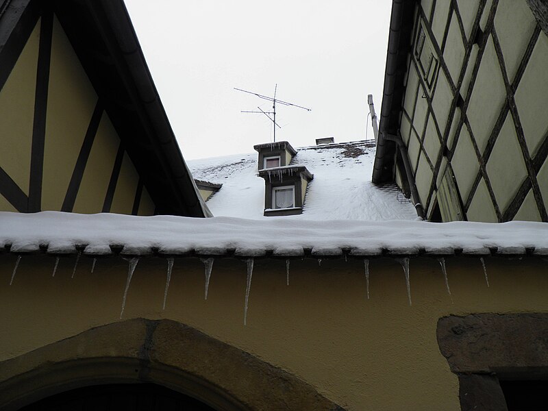 File:Rue de la Herse - stalactites (Colmar).jpg