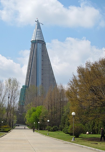 ไฟล์:Ryugyong_Hotel_-_29_april_2010.jpg