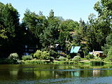 Čeština: Chaty ve městě Sázava u Budínského jezu při pohledu ze vsi Budín, část obce Samopše v okrese Kutná Hora. English: Weekend houses in the town of Sázava as seen from the village of Budín, Kutná Hora District, Central Bohemian Region, Czech Republic.