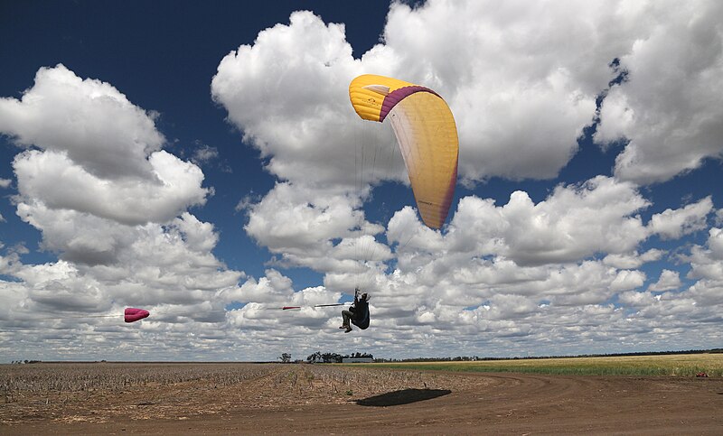 File:SEQ Paragliding learn to thermal course at Dalby (21741952332).jpg