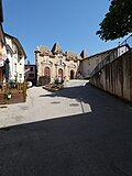 Miniatuur voor Bestand:Saint-Antoine-l'Abbaye - Grande Rue - Vue sur la place Ferdinand Gilibert et l'hôtel de ville.JPG