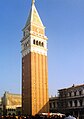 Fațada de vest a campanilei văzută din Piaţa San Marco (în timpul carnavalulului din februarie 1998)