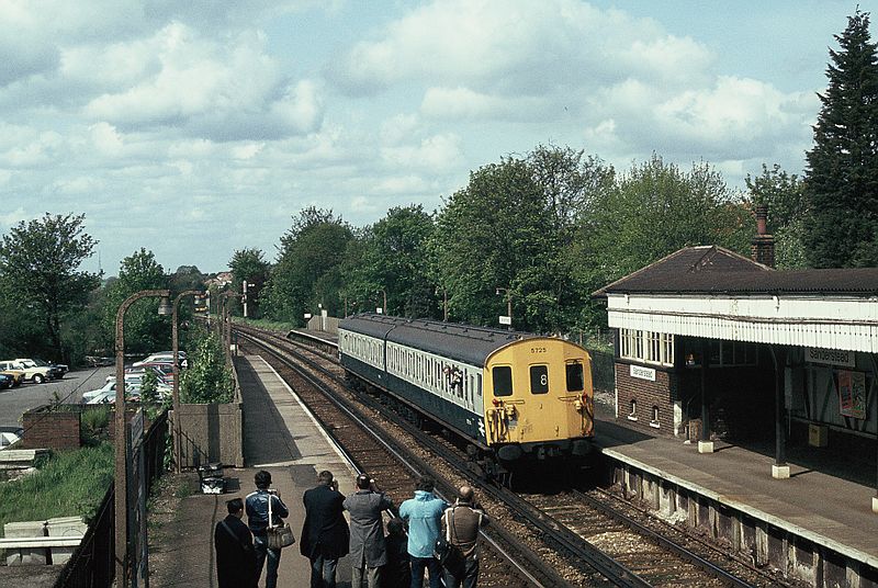 File:Sanderstead station with 2EPB 5725 (1983).JPG