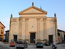 La facciata di Santa Maria della Neve.