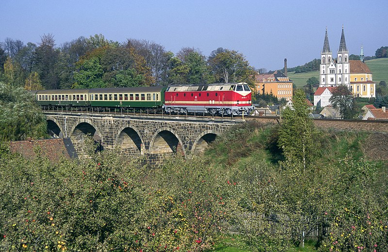 Soubor:Schirgiswalde Viadukt BR 219.jpeg