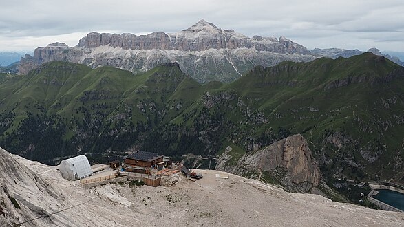 Blick zur Sellagruppe mit Col de Bousc-Felsen unten